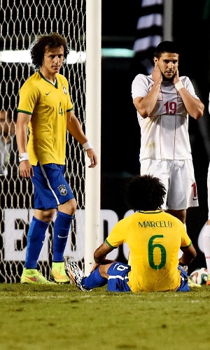 Sob olhares de David Luiz, jogadores sérvios lamentam chance perdida em amistoso contra o Brasil, no Morumbi