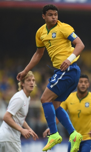 Thiago Silva cabeceia na grande área da Sérvia, durante amistoso da seleção brasileira no estádio do Morumbi