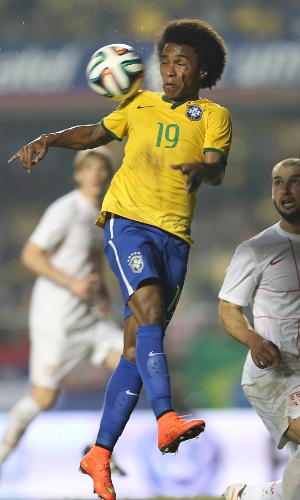 Willian domina bola no peito em jogo amistoso entre Brasil e Sérvia, no Morumbi
