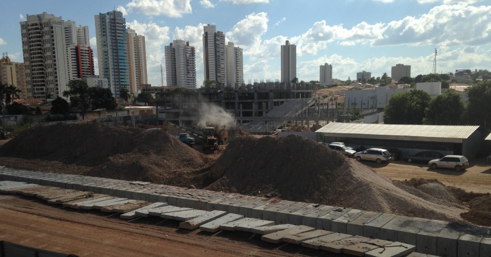 07.jun.2014 - A seis dias do primeiro jogo da Copa de 2014 em Cuiabá, COT (centro oficial de treinamento) da UFMT, único liberado pela Fifa na cidade, ainda é canteiro de obras