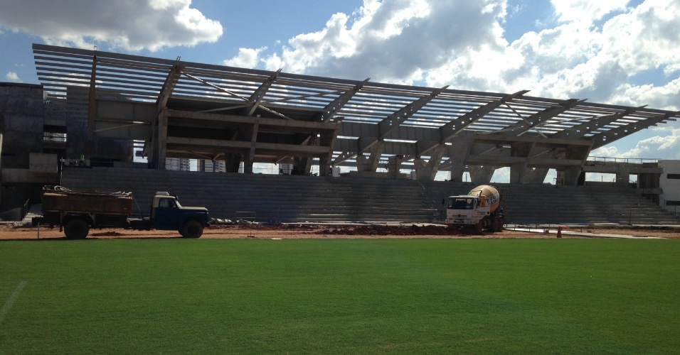 07.jun.2014 - A seis dias do primeiro jogo da Copa de 2014 em Cuiabá, COT (centro oficial de treinamento) da UFMT, único liberado pela Fifa na cidade, ainda é canteiro de obras