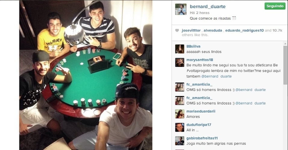 07.jun.2014 - Bernard aproveita folga da seleção para jogar pôquer com os amigos