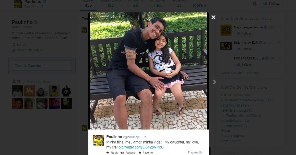 07.jun.2014 - O volante Paulinho curtiu a folga da seleção brasileira com a família. Na foto ele posa ao lado da filha