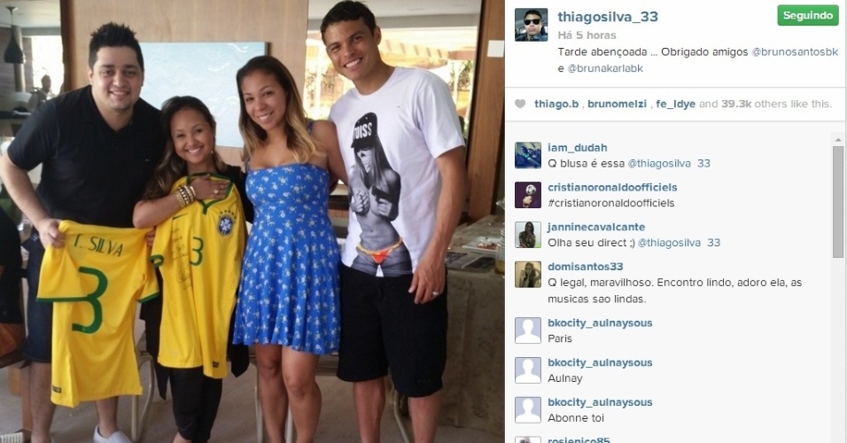 07.jun.2014 - Thiago Silva passou a tarde de folga da seleção com amigos