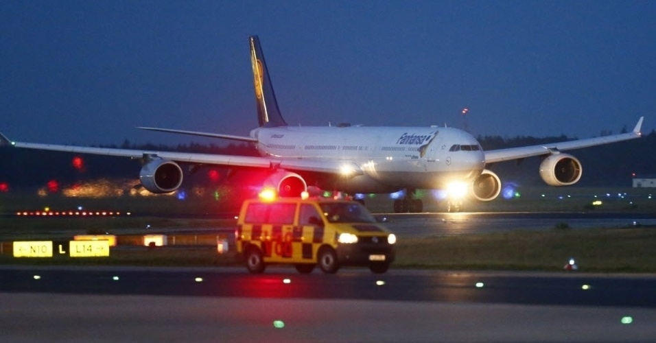 Airbus da Lufthansa deixa Frankfurt levando os jogadores da seleção de futebol da Alemanha rumo ao Brasil