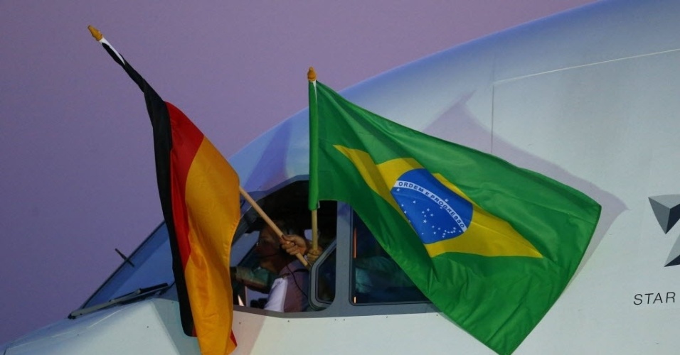 Capitão do Airbus da Lufthansa que carrega a seleção alemã exibe as bandeiras do Brasil e da Alemanhã
