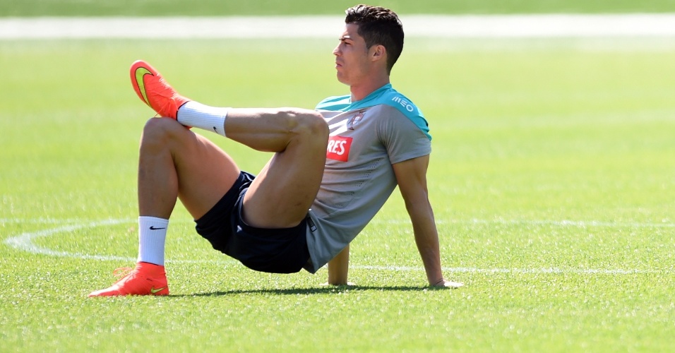 Cristiano Ronaldo faz alongamento durante sessão de treinos da seleção de Portugal em Nova Jersey
