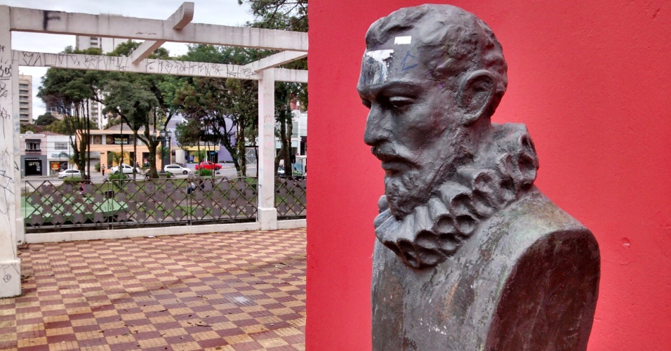 Detalhe do busto na Praça da Espanha, em Curitiba, também depredado