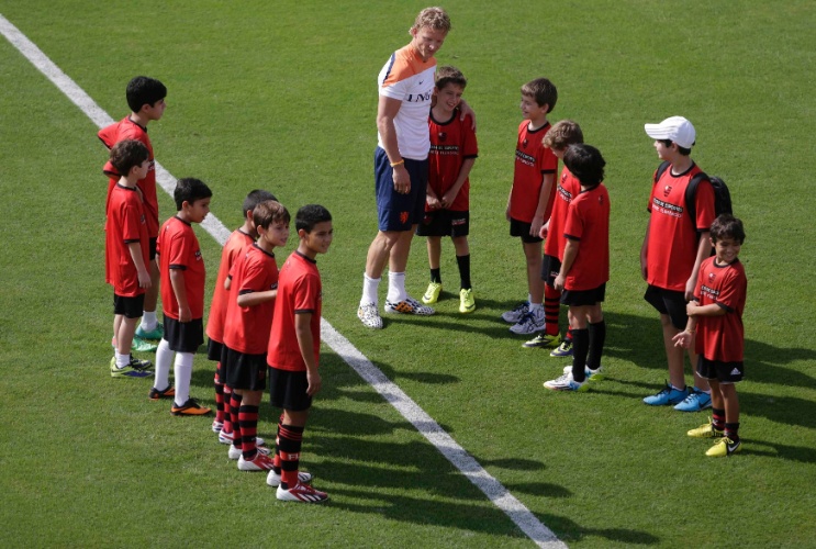 Dirk Kuyt, da Holanda, posa com crianças da escolinha do Flamengo, após sessão de treinos na Gávea