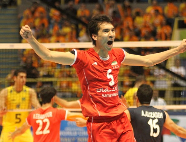 Iraniano Ghaemi vibra com ponto marcado contra a seleção brasileira de vôlei, no ginásio do Ibirapuera - FIVB/Divulgação