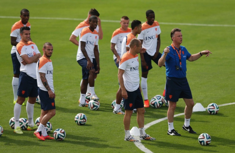 Louis van Gaal conversa com jogadores da seleção da Holanda em treino na Gávea