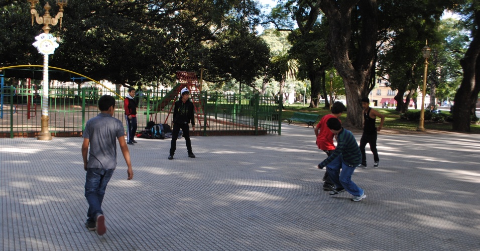 Meninos improvisam uma pelada no meio da praça San Martín, em Buenos Aires, empolgados com a proximidade da Copa do Mundo