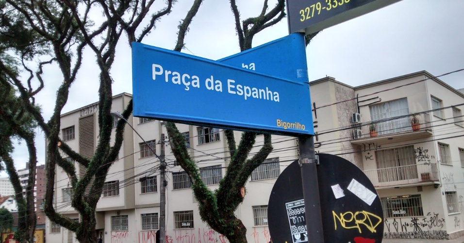 Placa mostra nome da praça. Prefeitura de Curitiba quer espanhóis acolhidos na Praça da Espanhas
