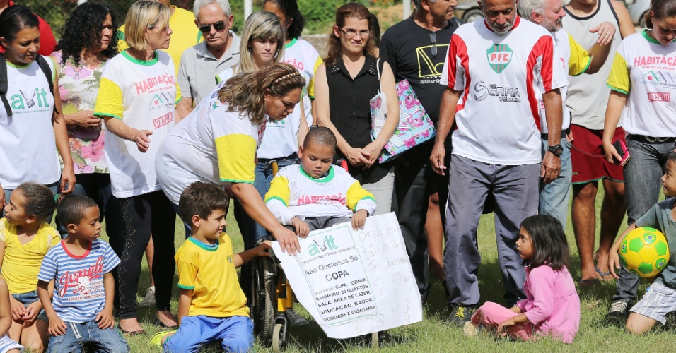 Protesto teve cartaz contra a Copa do Mundo e exigindo moradia, saúde e educação