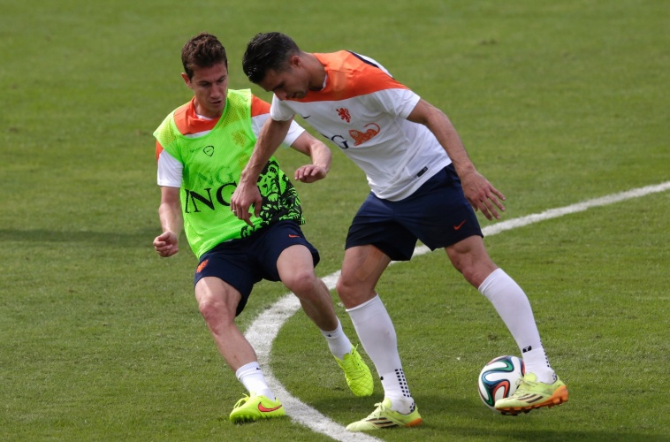 Robin Van Persie e Paul Verhaegh disputam bola em treino da seleção da Holanda, na Gávea