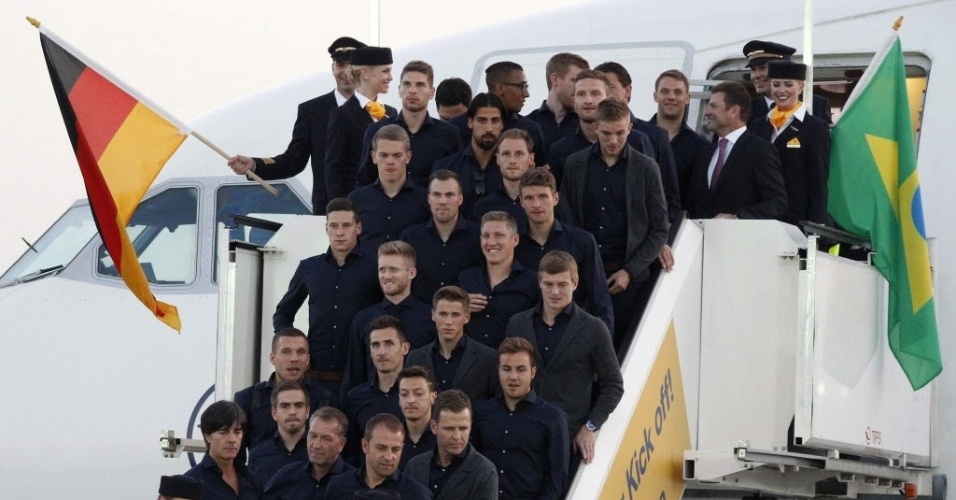 Seleção alemã posa antes de pegar voo para o Brasil