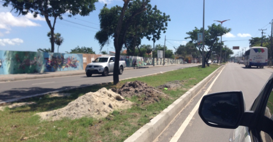Terrão na avenida Paulino Rocha, uma das vias próximas ao Castelão, em Fortaleza