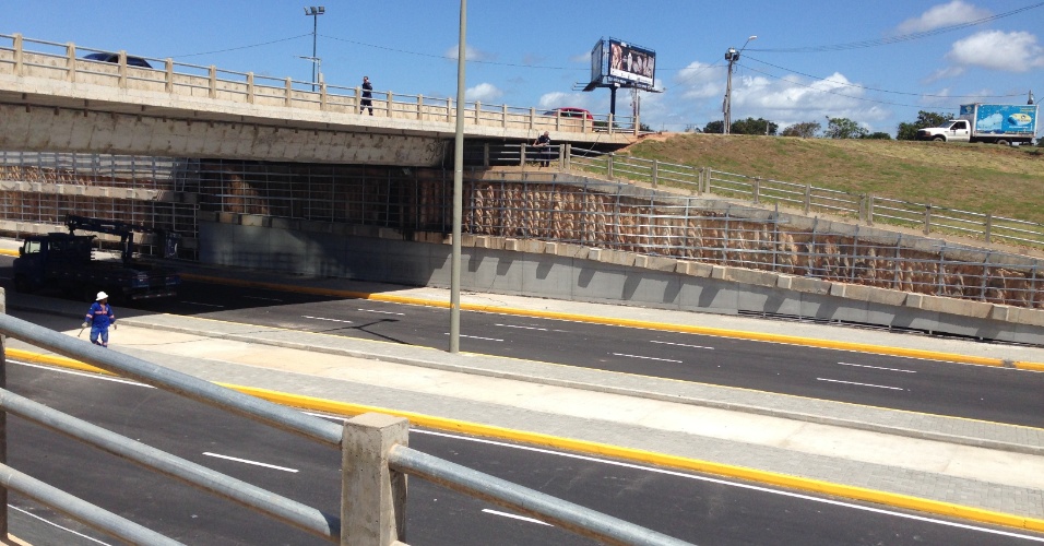 Via de acesso ao Castelão, obra inaugurada pouco antes do início da Copa do Mundo: Túnel ainda inacabado e com placas a se colocar na lateral