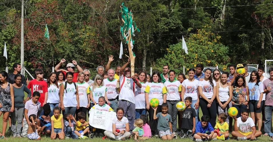 Vítimas das enchentes em Teresópolis realizaram protesto em frente a concentração da seleção brasileira, na Granja Comary, neste sábado
