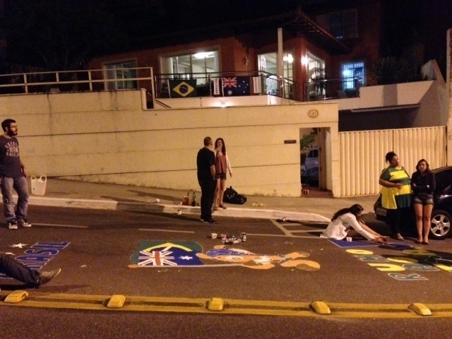 Vizinhos se uniram para pintar a rua com homenagens ao Brasil e à Austrália