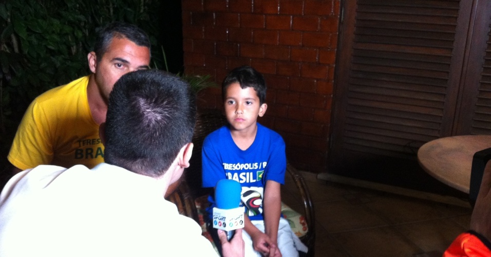 08.jun.2014 - Após invadir treino da seleção na Granja Comary, Bernardo, de 8 anos, dá entrevista para TV
