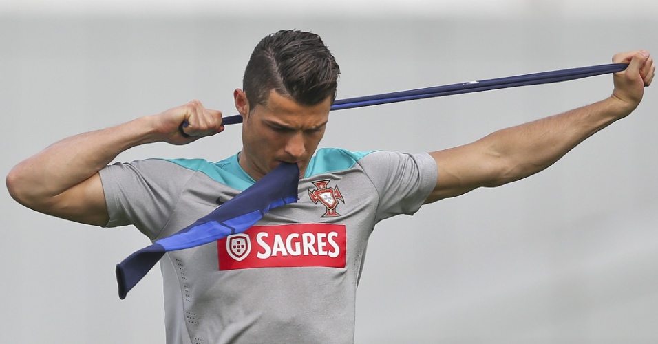 08.jun.2014 - Cristiano Ronaldo faz alongamento durante treinamento da seleção portuguesa nos Estados Unidos