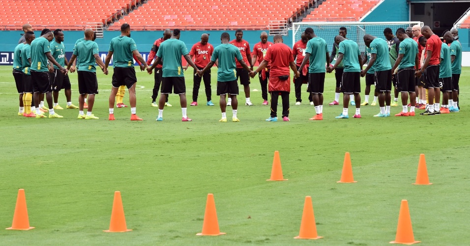 08.jun.2014 - Jogadores de Gana fazem oração durante treinamento para a Copa do Mundo realizado em Miami