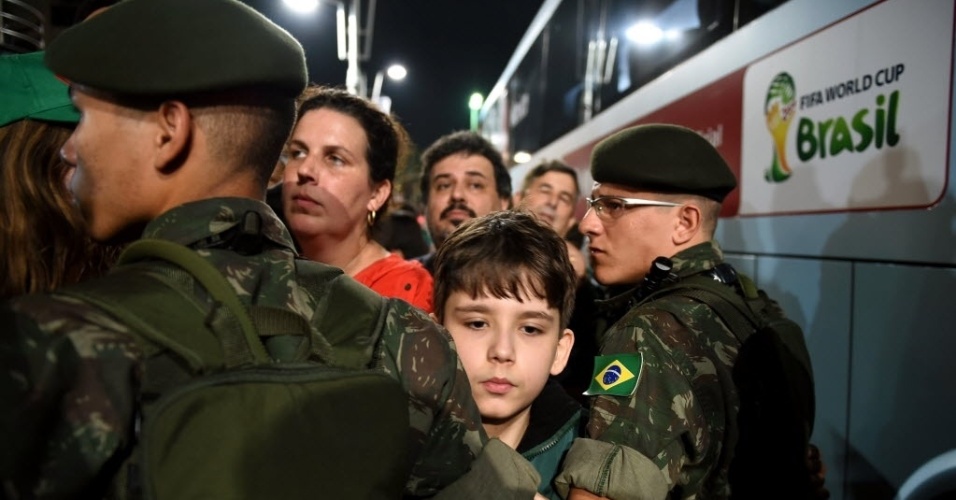 08.jun.2014 - Soldados do exército brasileiro fazem cordão de proteção para a seleção mexicana na chegada ao hotel em Santos