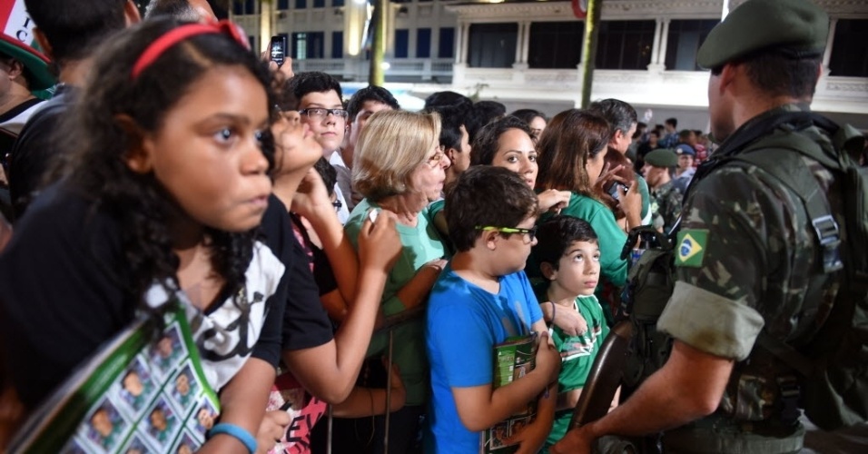 08.jun.2014 - Torcedores aguardam chegada da seleção do México no hotel em Santos para pedir fotos e autógrafos