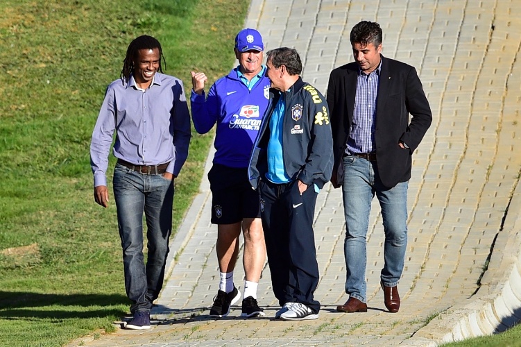 Acompanhado de Luiz Felipe Scolari e Parreira, o ex-jogador Roque Junior visita treino da seleção na Granja Comary