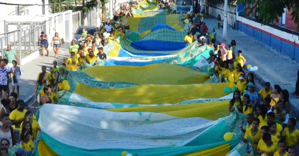 Bandeira com 300 metros de comprimento foi levada até a igreja do Bonfim, em Salvador