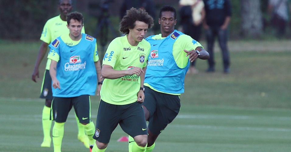 David Luiz conduz a bola sob a marcação do atacante Jô