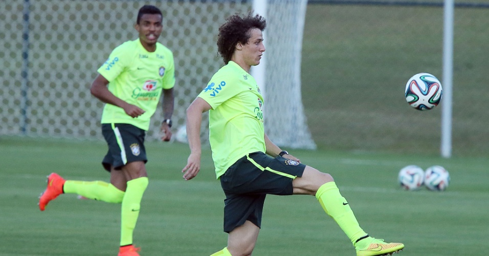 David Luiz domina bola durante treinamento da seleção brasileira