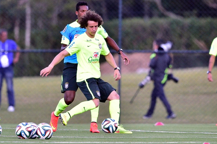 David Luiz e Jô disputam bola durante coletivo da seleção brasileira na Granja Comary