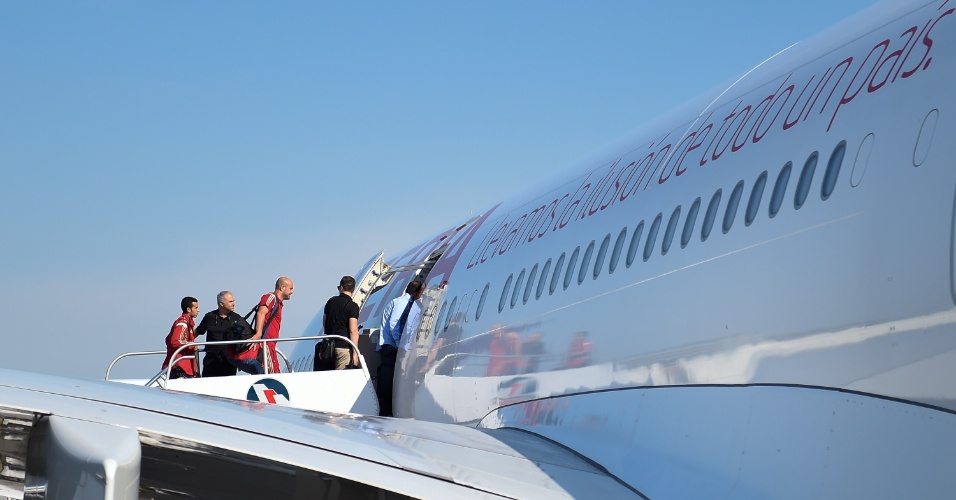 08.jun.2014 - Delegação da Espanha embarca em aeronave no Aeroporto Internacional de Baltimore-Washington Thurgood Marshall