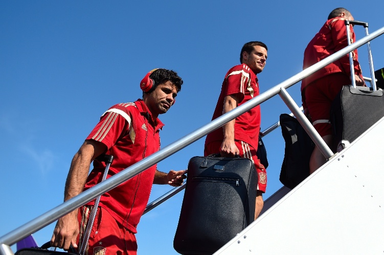 08.jun.2014 - Diego Costa embarca com seleção espanhola em aeronave no Aeroporto Internacional de Baltimore-Washington Thurgood Marshall