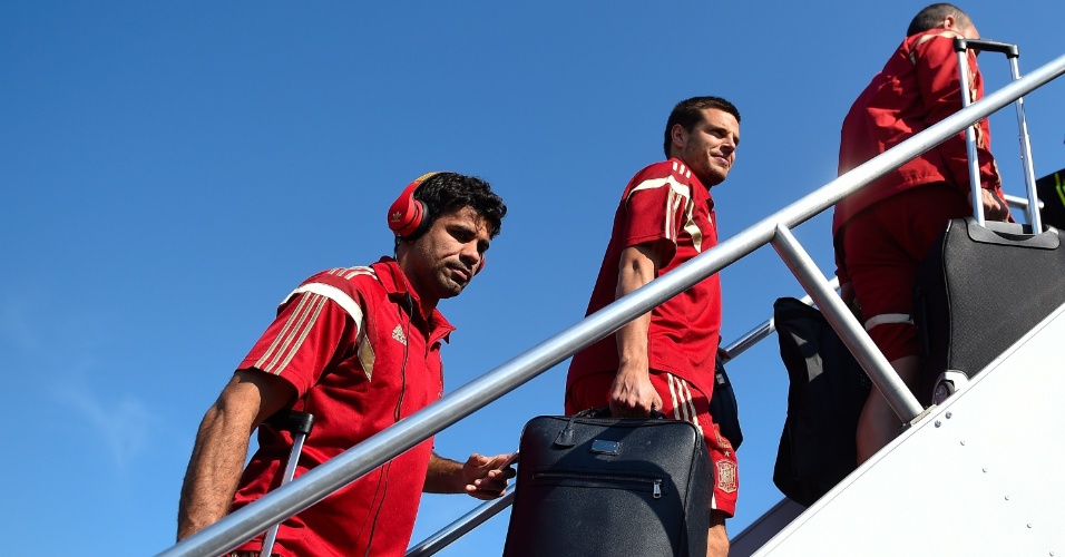 08.jun.2014 - Diego Costa embarca com seleção espanhola em aeronave no Aeroporto Internacional de Baltimore-Washington Thurgood Marshall