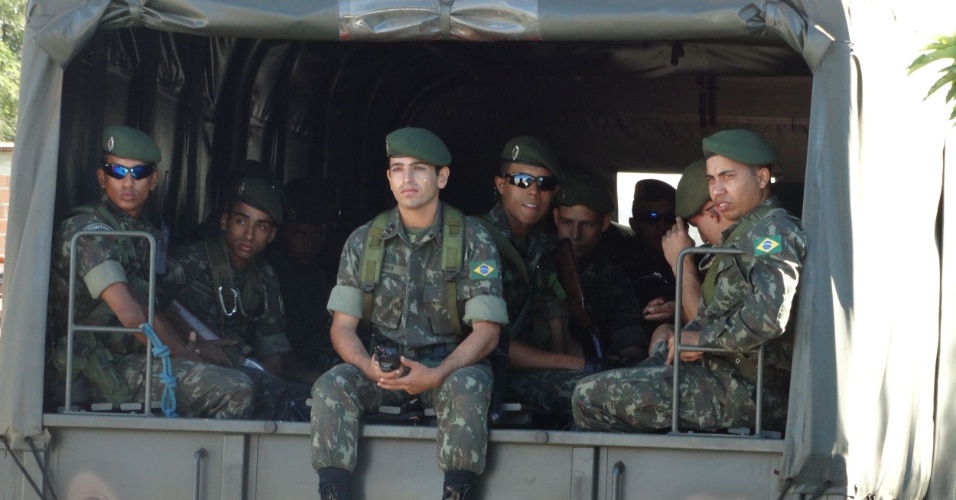 08.jun.2014 - Exército marcou presença no treino do Chile em Belo Horizonte