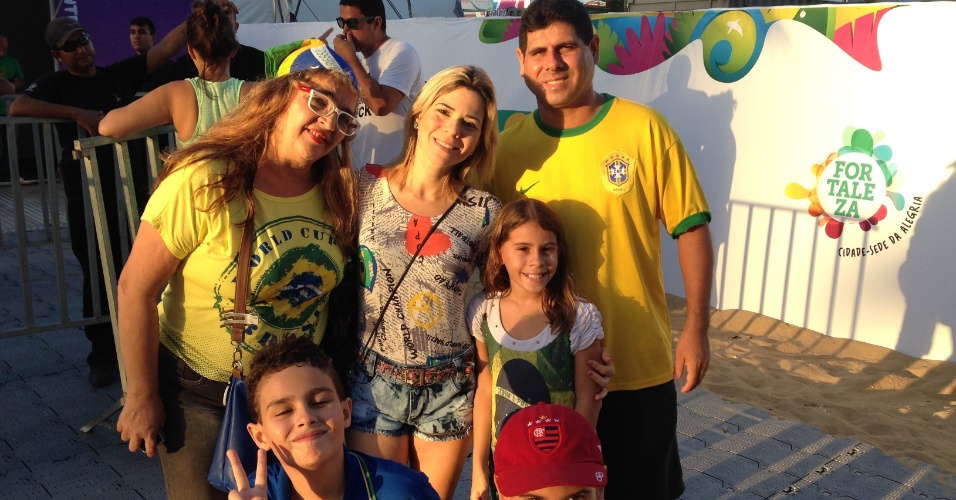 Famílias e amigos comparecem de verde de amarelo à primeira Fan Fest da Fifa, em Fortaleza