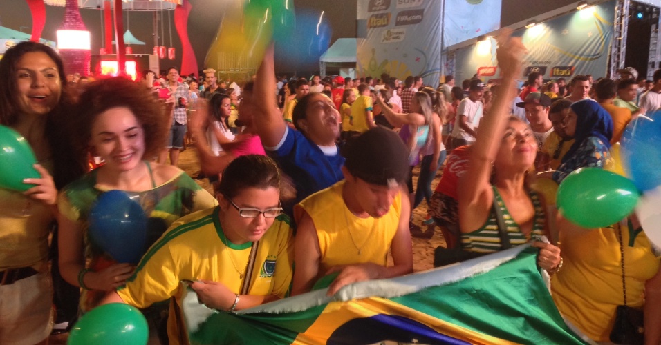 Fan Fest de Fortaleza tem muito verde e amarelo e bandeiras do Brasil no público