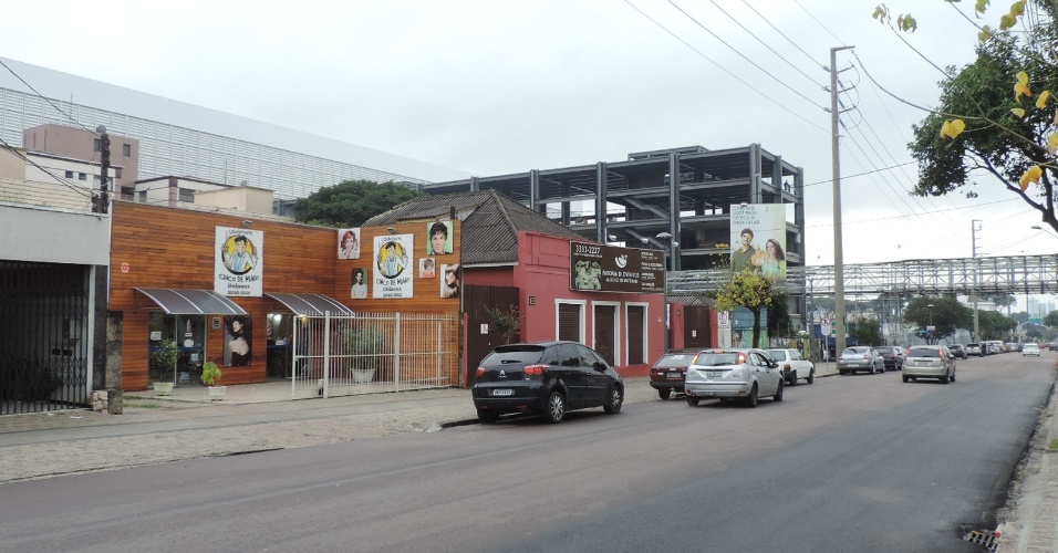 Há diversos estabelecimentos vizinhos à Arena da Baixada na Rua Brasílio Itiberê