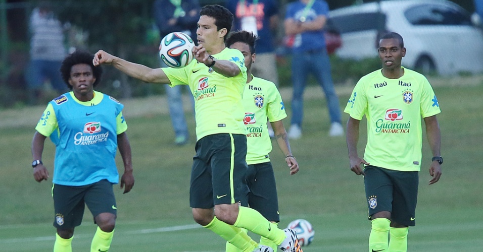 Hernanes domina bola enquanto é observado de perto por William, Neymar e Fernadinho