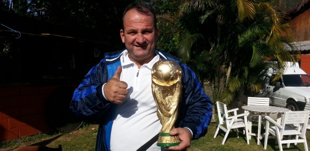 Jarbas Meneghini cria réplicas da taça da Copa do Mundo e foi à Granja Comary
