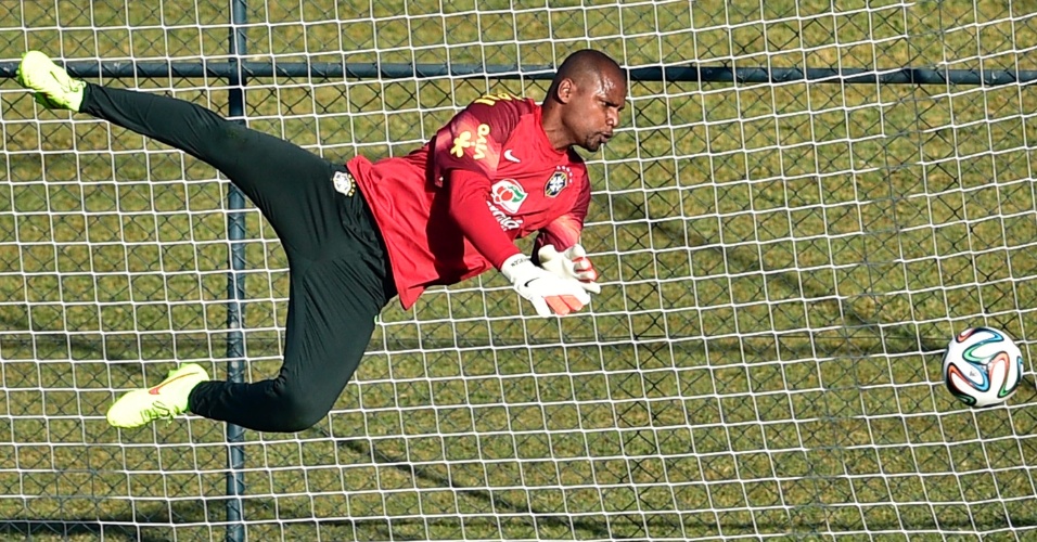 Jefferson, goleiro da seleção brasileira, salta durante treinamento na Granja Comary