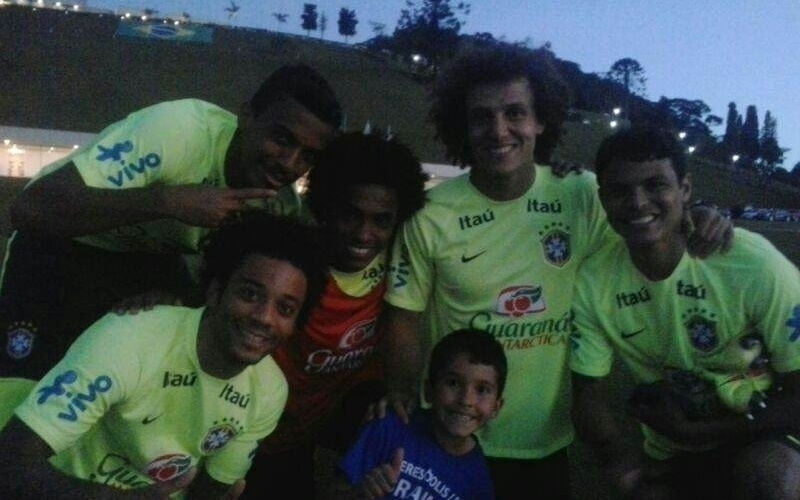 Jogadores da seleção brasileira posam para foto com garoto Bernardo Ramos