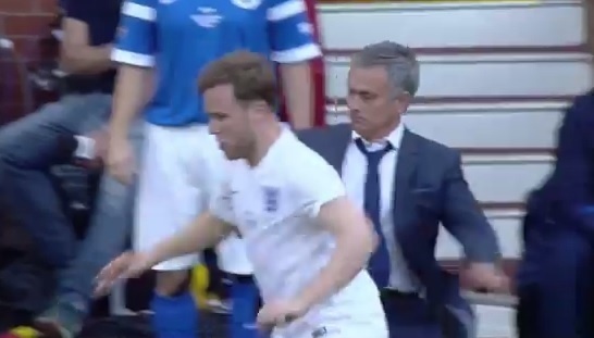 José Mourinho invade campo e mostra como é que se marca o adversário