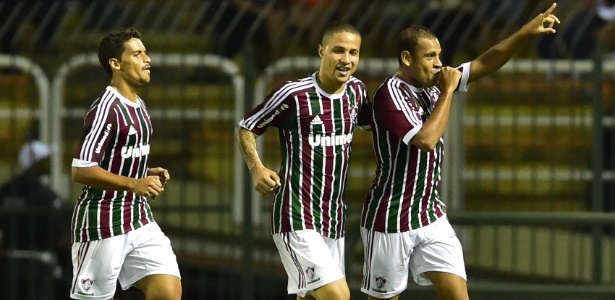 Carlinhos (à direita) comemora gol do Fluminense em amistoso contra a Itália - AFP PHOTO / GIUSEPPE CACACE