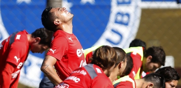 Mauricio Isla faz cara feia durante treino forte debaixo do sol intenso, na Toca da Raposa