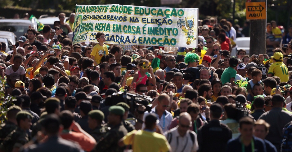 Multidão se aglomerou na frente da Granja Comary para esperar a chegada do ônibus com os jogadores da seleção brasileira