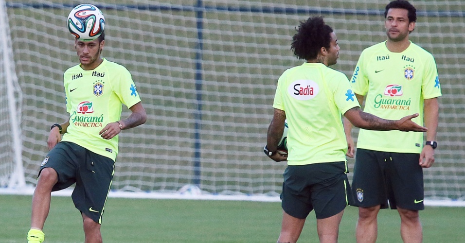 Neymar brinca com a bola enquanto Marcelo e Fred conversam